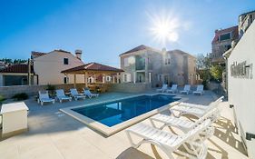 Residence & Pool Villa Schwarz Suites